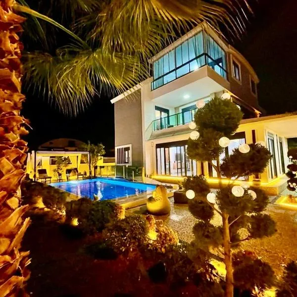 Villa Annabèll1 with Swimming pool and Jacuzzi, 3 floors，位于贝莱克的酒店