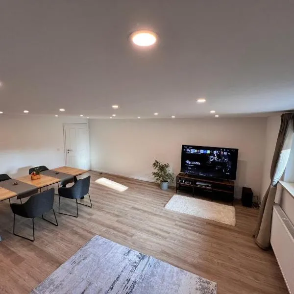 Neu! Große Ferienwohnung 3 Zimmer mit Küche und Bad, 90 qm mit Netflix und PS5，位于凯撒斯劳滕的酒店