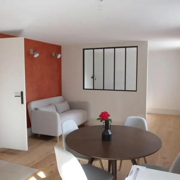 Studio avec jardin Centre ville，位于勒米尔蒙的酒店