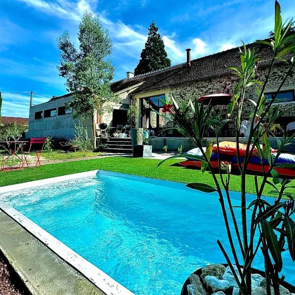 Maison ancienne moderne et design - 6 chambres 6 sdb - avec piscine et grand parc，位于Buxeuil的酒店