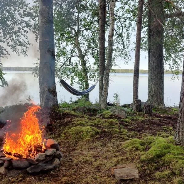 Traditional Finnish lakeside off-grid cabin，位于约恩苏的酒店