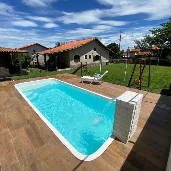 Casa bem espaçosa com piscina, campo de futebol e área gourmet a um quarteirão da lagoa de Praia Seca，位于阿拉鲁阿马的酒店