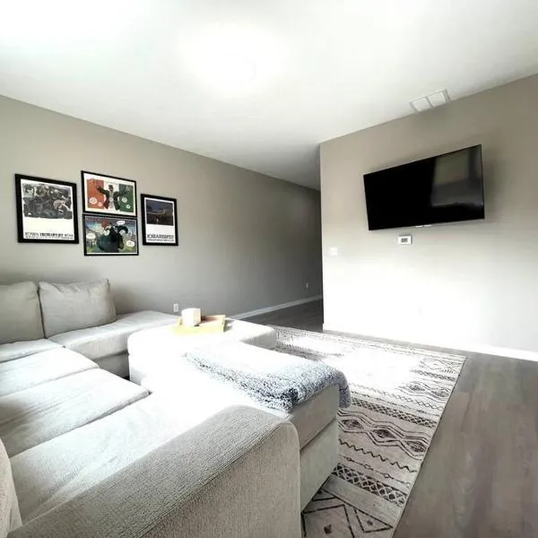 Central Cedar Falls Townhome - King Beds!，位于锡达福尔斯的酒店