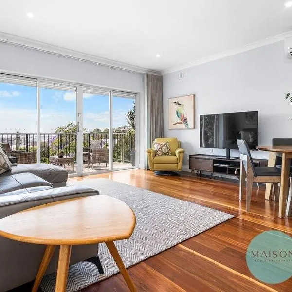 Stylish Sophistication with Leafy Newcastle Views!，位于纽卡斯尔的酒店