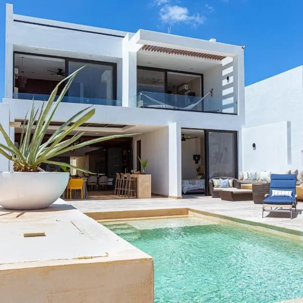 New Luxury Beachfront house!，位于San Benito的酒店