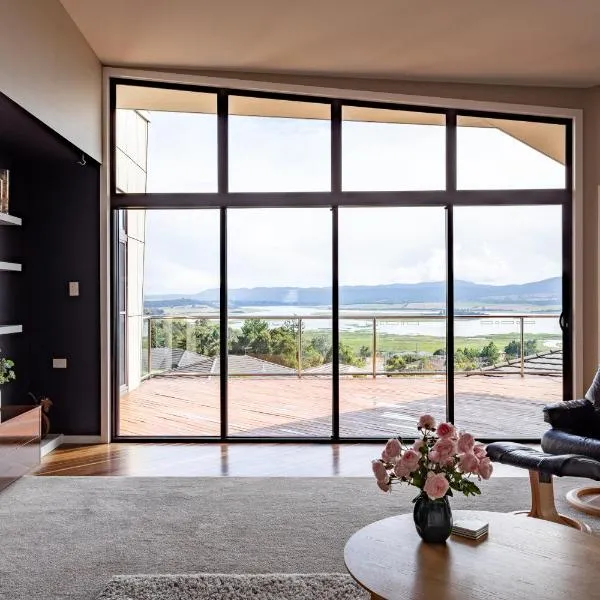River Haven serene spacious with river views，位于朗塞斯顿的酒店