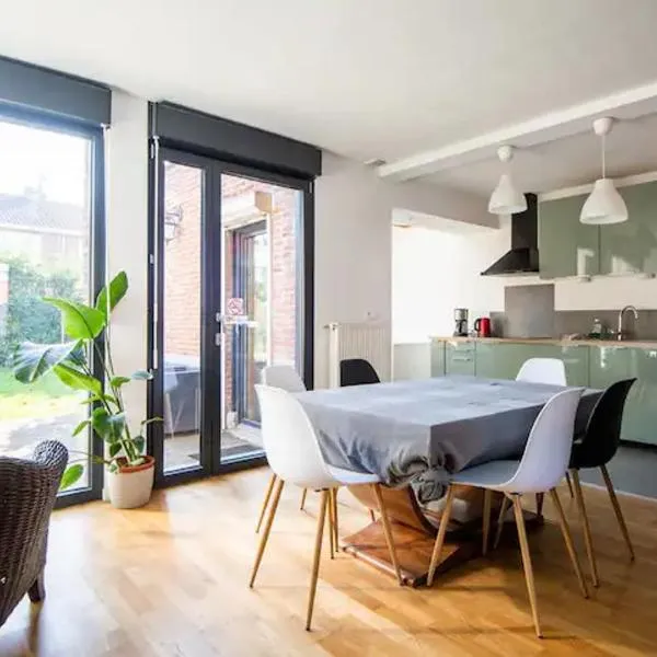 Maison à l'orée du BOIS CITADELLE de LILLE avec TERRASSE en plein sud PROCHE DE TOUTES COMMODITES à la porte de LILLE，位于朗贝萨尔的酒店