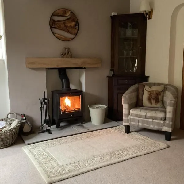 Picturesque Stone Cottage in the Heart of North Yorkshire Village，位于赫尔姆斯利的酒店