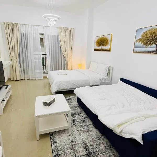 Spacious Studio with balcony Trafalgar Central tower International city Dubai，位于迪拜的酒店