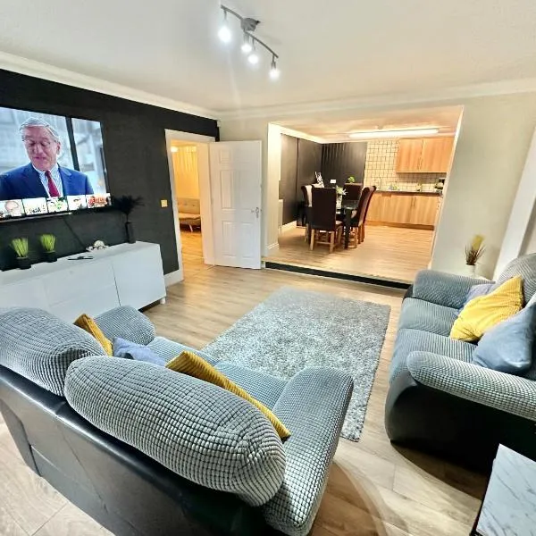 Glen Fern Lodge - Garden Apartment with Parking - Heart of Bournemouth Town Centre - Close to Beach - Darts and Table Football - Sleeps 11，位于伯恩茅斯的酒店