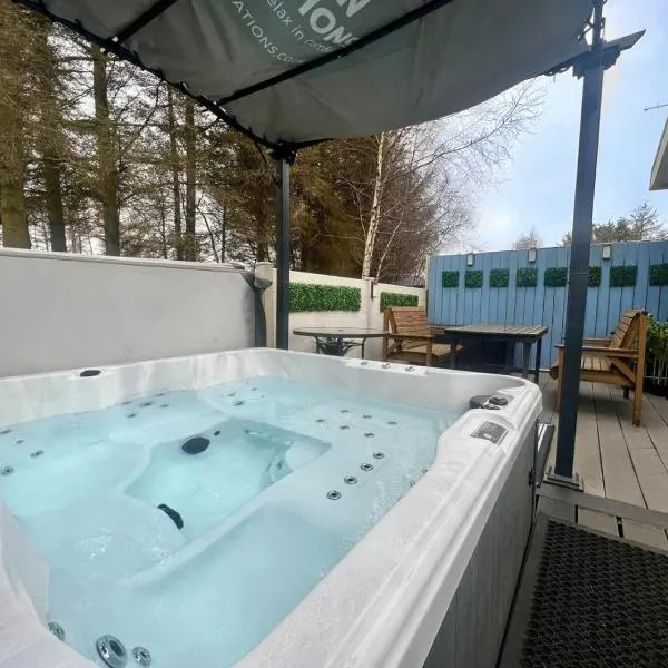 Private Hot Tub Cabin, Pergola and Large Decking Area，位于Swarland的酒店