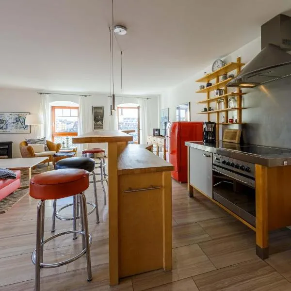 Hafenloge - helle Ferienwohnung mit fantastischen Blick auf den Warener Hafen und die Binnenmüritz，位于瓦伦的酒店