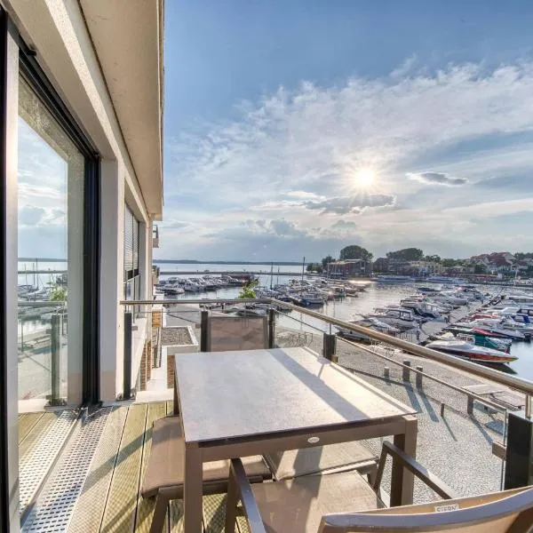 Müritz Utkiek - Apartment mit Seeblick & Balkon in der Hafenresidenz，位于瓦伦的酒店