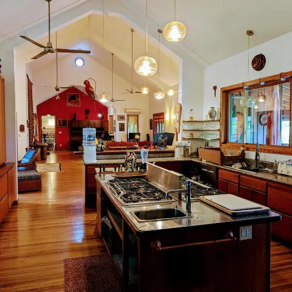 Framadani estate - Villa with a pool and Or thatch roof Cabin，位于圣伊格纳西奥的酒店