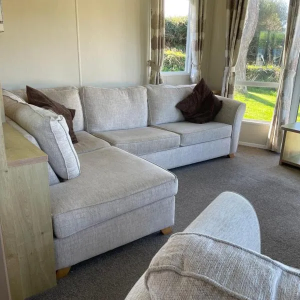 Rubys Retreat - 6 Berth Caravan in Newquay, Cornwall，位于纽基的酒店
