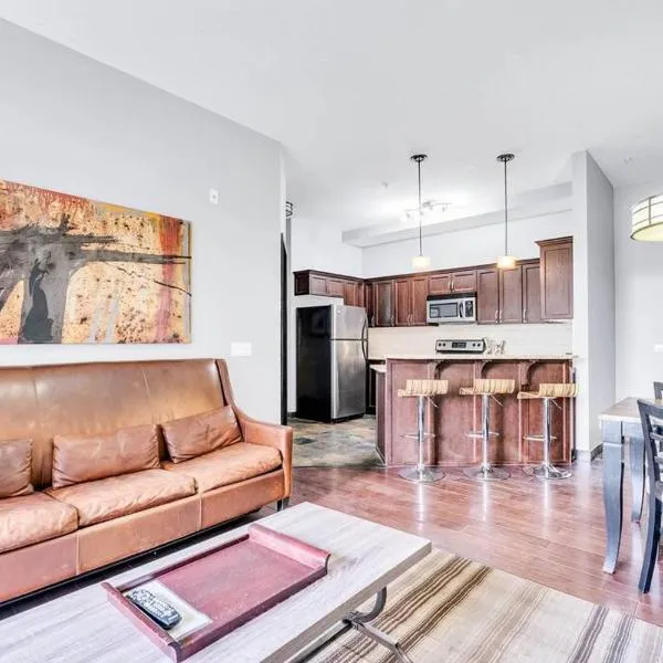 Mountain Getaway in Canmore - Sleeps 6 - Pool & Hottub，位于坎莫尔的酒店
