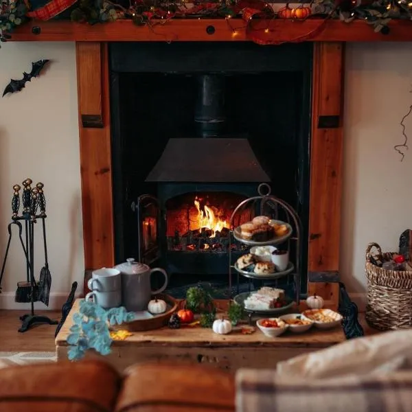4 Scenic Stone Cottage with BBQ Hut & Garden in Brecon Beacons National park，位于Pont Sticill的酒店