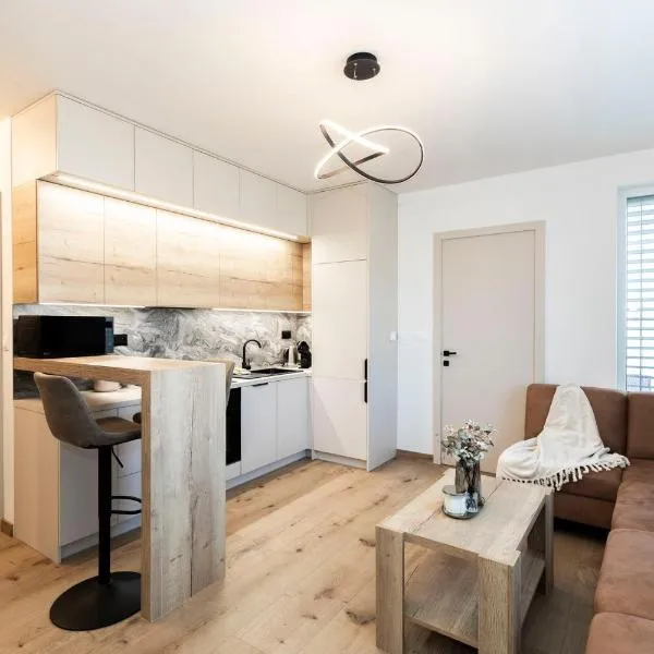 ALURE RESIDENCES 9 & 24h self check-in, private parking in front of the apartment building included, new building, terrace, the apartment building has its own park with a lake and outdoor fitness, children's playground, CITY CENTER，位于班斯卡-比斯特里察的酒店