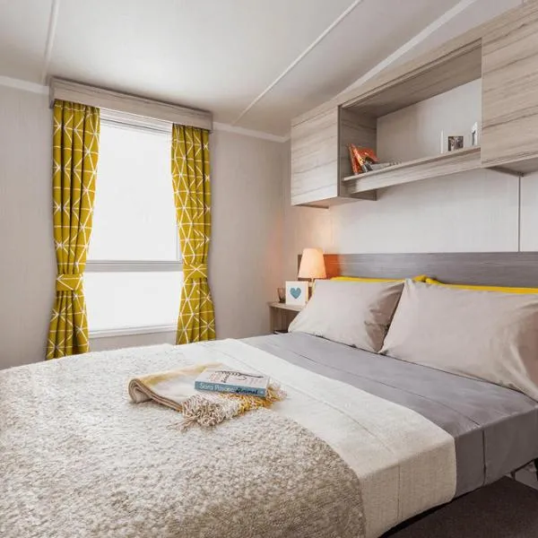 Sage Caravan 3 with Pets Welcome at Thurston Manor Leisure Park，位于邓巴的酒店