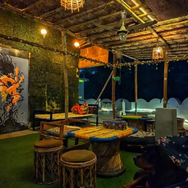 Hobbit House Hostel，位于瑞诗凯诗的酒店