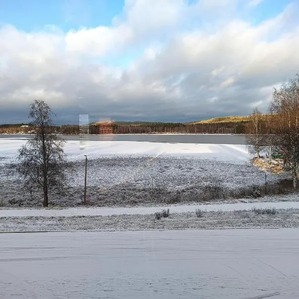 Retrohenkinen kaksio Nurmeksen keskustassa.，位于Valtimo的酒店