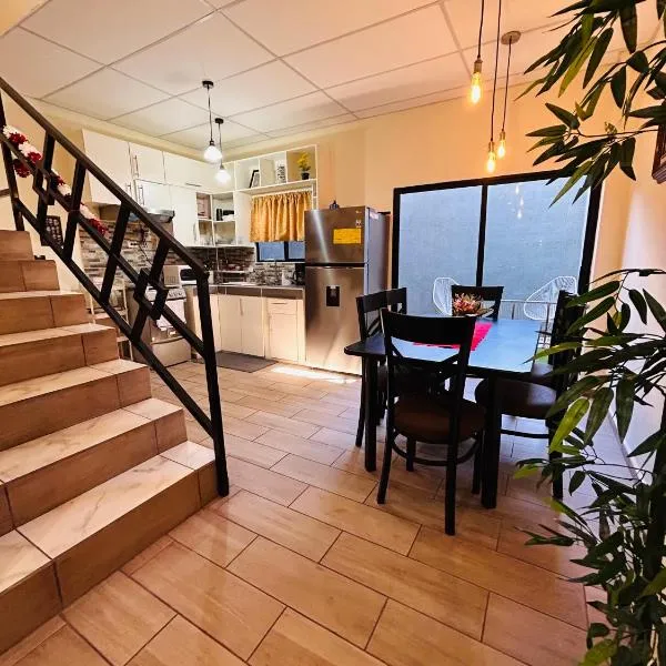 Bambú Family House, AC, WiFi, near Metrocentro Mall，位于圣安娜的酒店