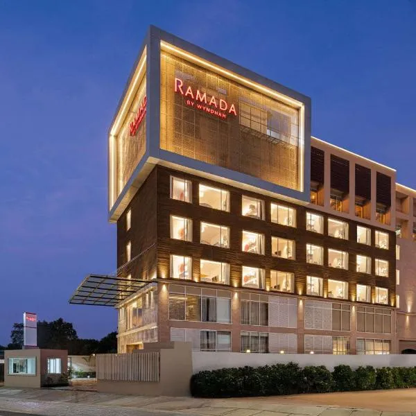 Ramada by Wyndham Gorakhpur Gorakhnath Mandir Road，位于戈勒克布尔的酒店