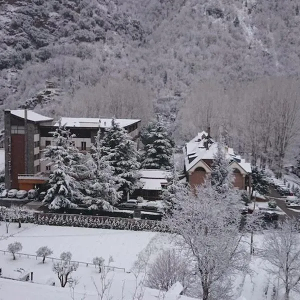 Hotel Snö Condes del Pallars，位于利亚沃尔西的酒店