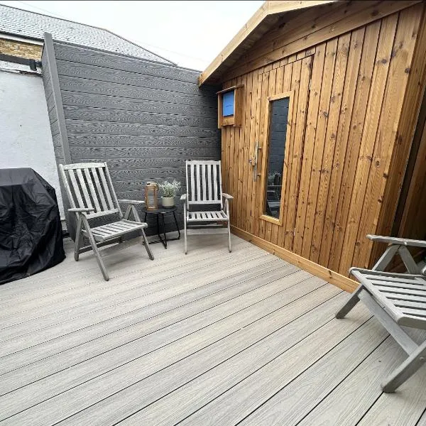 Central Margate house with sauna & private garden，位于Kent的酒店