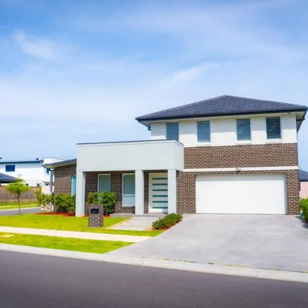 Luxury 4 Bedroom Home - Sleeps 10 Guests，位于Gledswood Hills的酒店