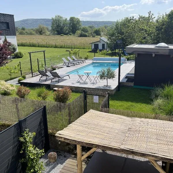 APPART-HOTEL n 3 avec terrasse, piscine, petit-dejeuner et parking privé，位于Chouzelot的酒店