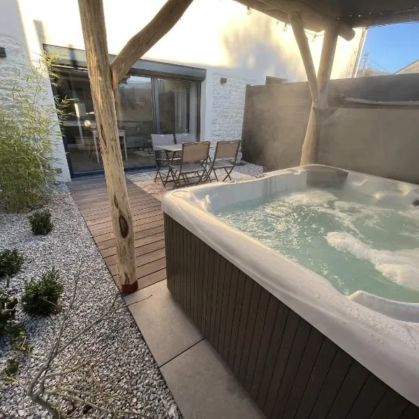 Séjour détente - Appart'hôtel n 1 avec jaccuzi, piscine et petit-déjeuner，位于Chouzelot的酒店