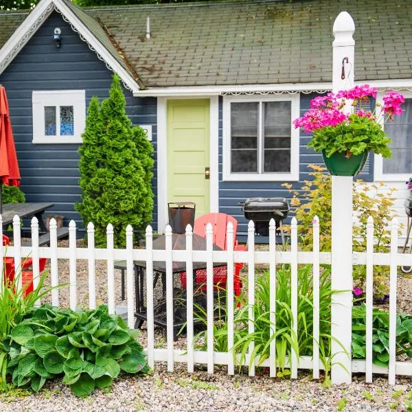 Cottage 1-2 -2 Bedroom 1 Bath End Unit with Kitchenette Private Courtyard Pet Friendly fee applies，位于沃尔夫伯勒的酒店