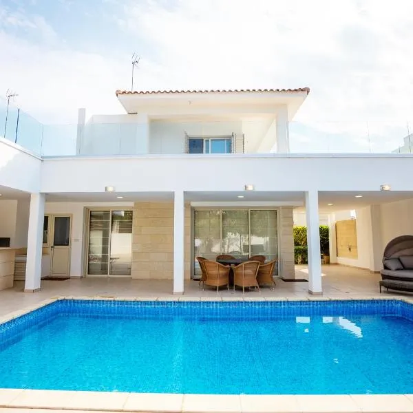 Beachfront Villa Larnaka Dhekelia with Pool，位于皮拉的酒店