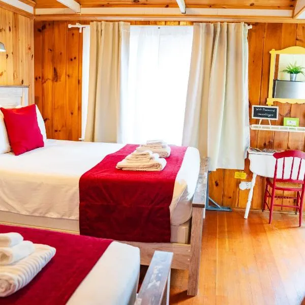 Cottage 4 - 1 Bed w/ Loft / 1 Bath & Courtyard，位于沃尔夫伯勒的酒店
