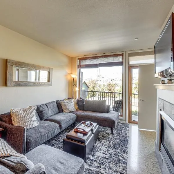Walk to the Lake Chelan Condo with Mtn Views!，位于奇兰的酒店