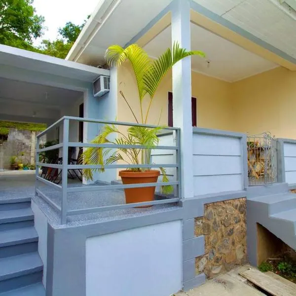 Taylor's Retreat - 5min to Sandals Resort & Beach，位于Buccament的酒店