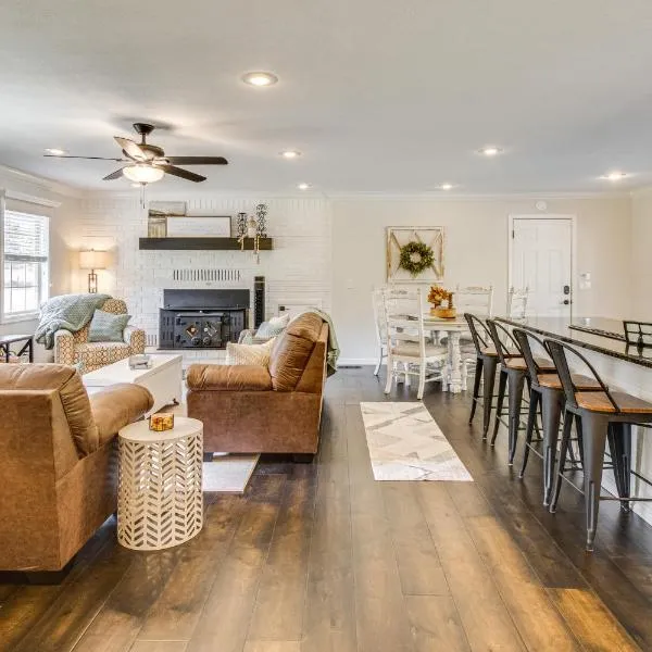 3 Mi to Lake House with Fire Pit in Mountain Home!，位于芒廷霍姆的酒店
