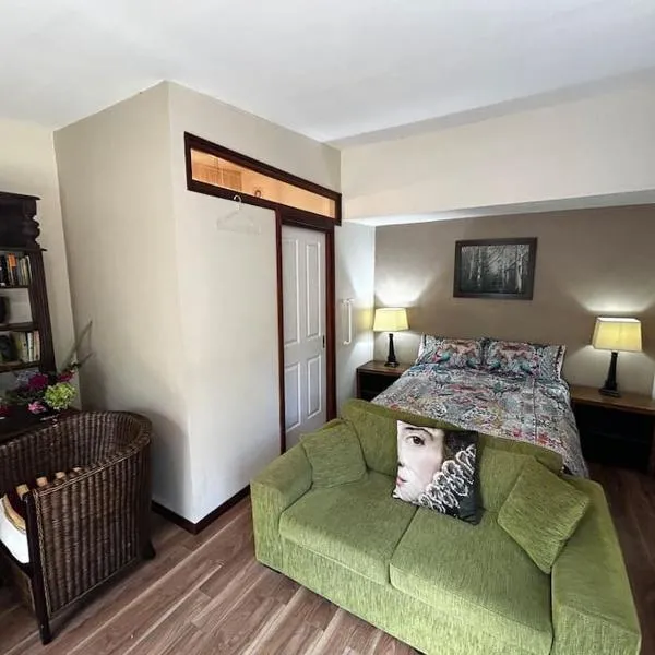 Blue Mountains Ferncreek studio retreat pet friendly，位于Hazelbrook的酒店