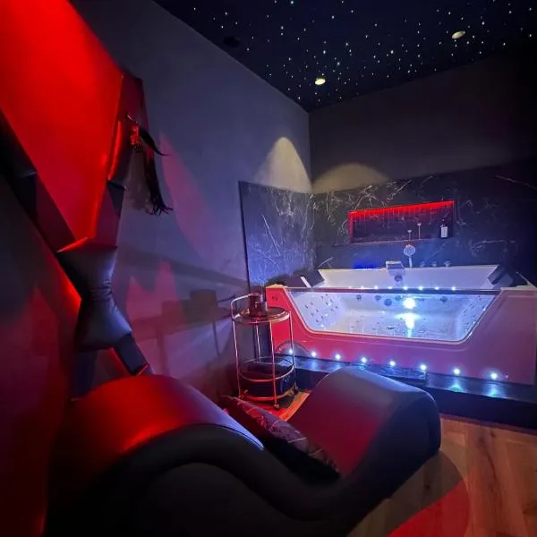 LoveroomXspa，位于Bourg-Saint-Christophe的酒店
