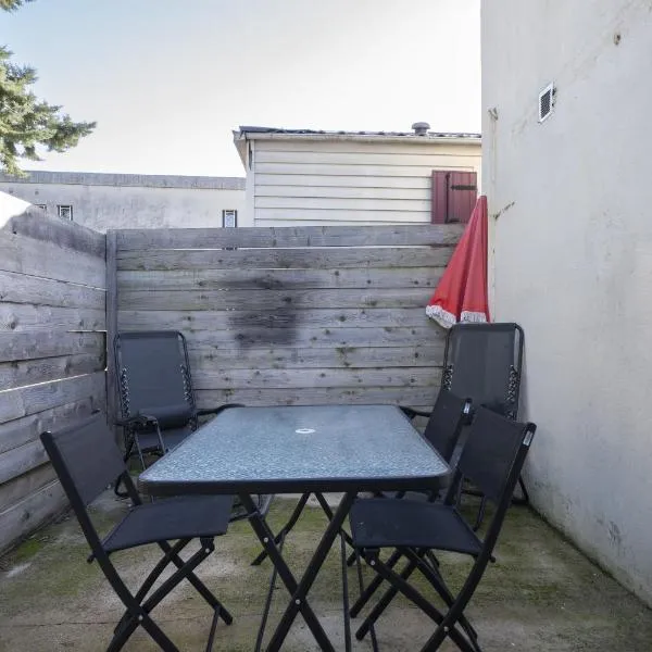 Appartement avec terrasse，位于拉加尔德的酒店