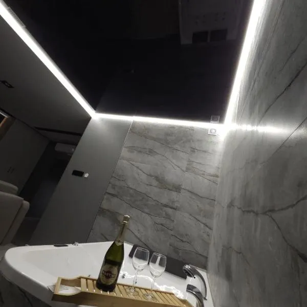 Apartament w Centrum z Jacuzzi, prywatny parking klimatyzacja 3，位于拉多姆的酒店