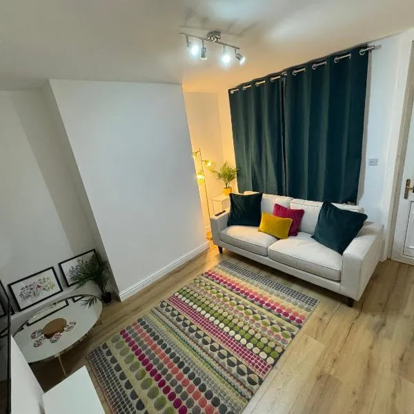 Levenshulme 2 Bed House - sleeps 6 - Free Parking!，位于曼彻斯特的酒店