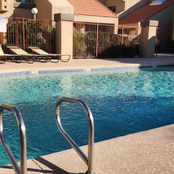 Cozy condo near MCC with pool, BBQ, covered parking，位于梅萨的酒店