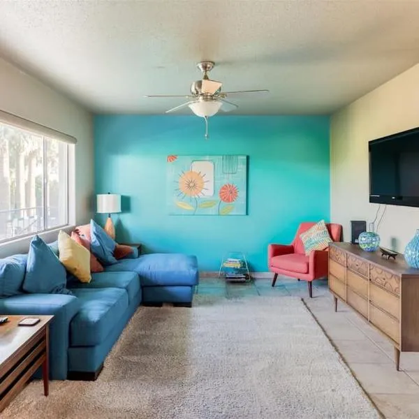 Mid century modern condo near Old Town, pool & BBQ，位于斯科茨的酒店