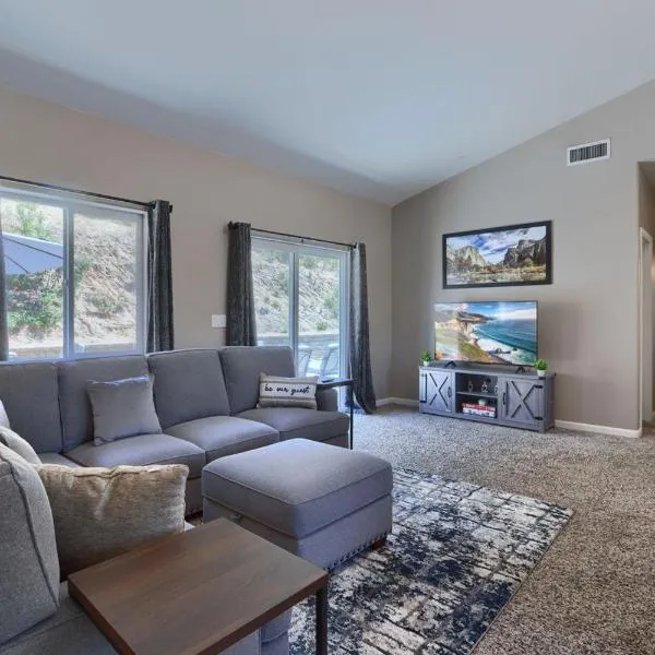 Yosemite Hilltop Gated Villa near Oakhurst, Bass Lake and Mariposa w EVCharger Hottub Grill and Awesome Views!，位于阿赫瓦尼的酒店