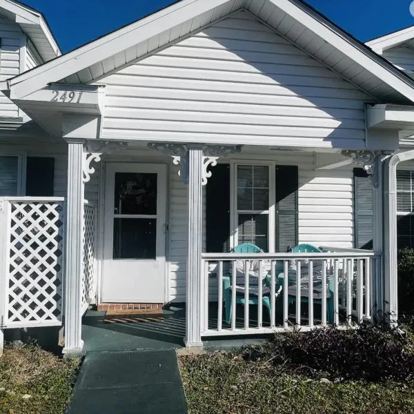 Charming 2 bdr 1 bath home fenced byard N Pensacola Pet Friendly Close to bases，位于彭萨科拉的酒店