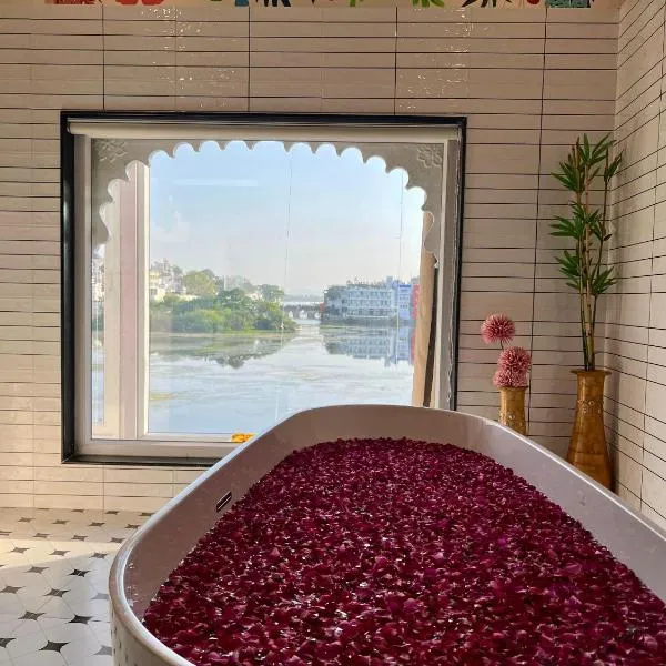 Natural Lake View Hotel，位于乌代浦的酒店