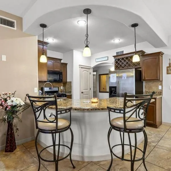 Serenity Awaits 3BR-2BA Tierra Del Este，位于埃尔帕索的酒店