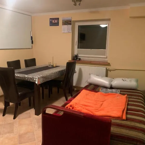 Kwatera przed remontem BEZ zlewu w części kuchennej łazienka PRZED REMONTEM，位于格丁尼亚的酒店